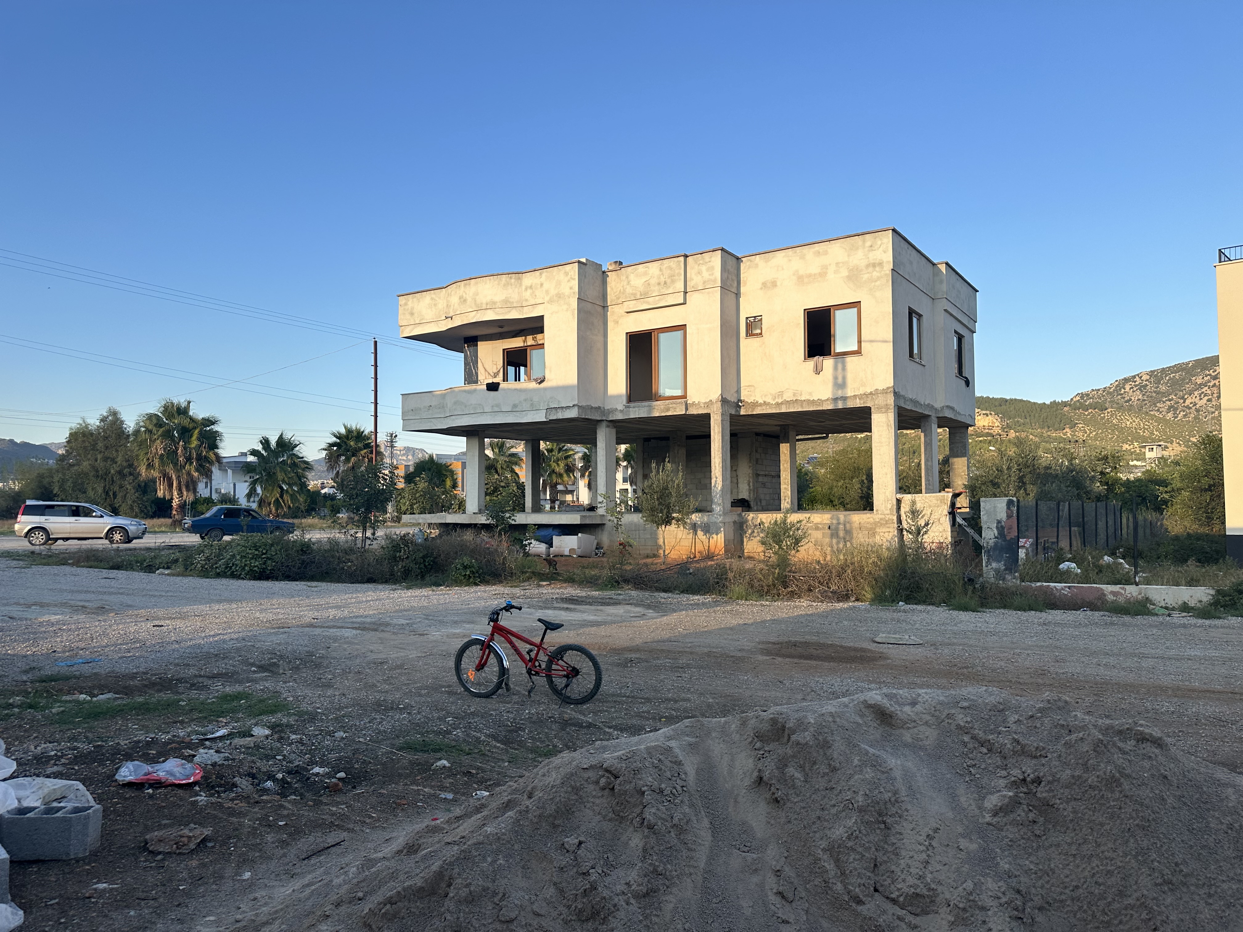 Ceza Evi yolu üzerinde 